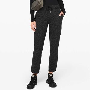 Lululemon On the Fly 7/8 Pant Formation Camo Deep Coal Multi size 10